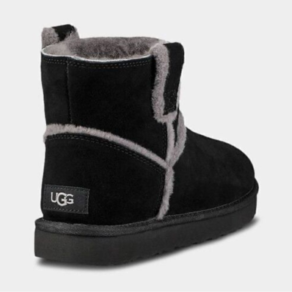UGG Classic Mini Spill Seam Boot Women's Size 7 Black and Gray Winter Boots.